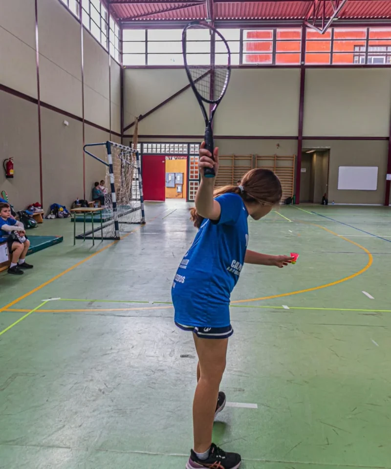 Joven practicando crossminton en Gran Canaria con CanariaSpeed