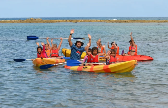 Niños disfrutando de un cumpleaños infantil con kayak en Las Canteras
