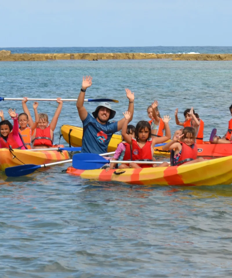 Niños disfrutando de un cumpleaños infantil con kayak en Las Canteras